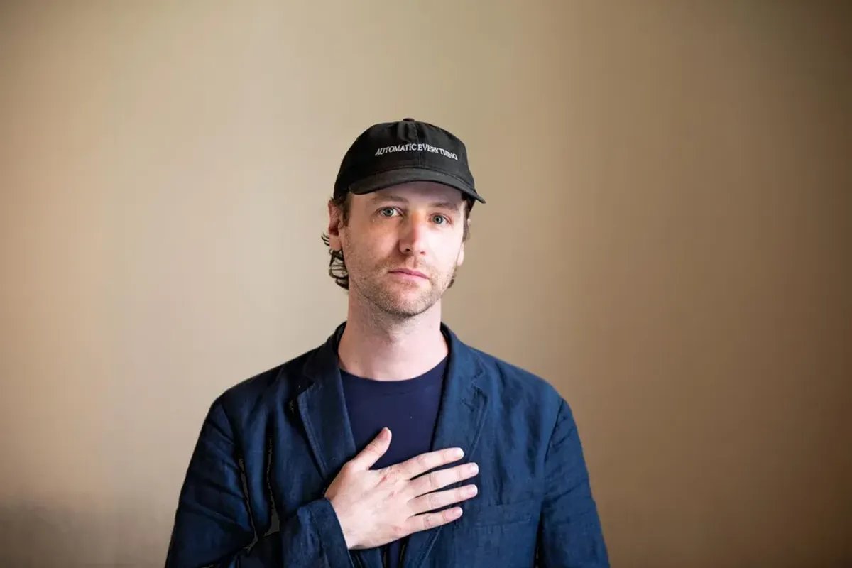 «Con una prosa asciutta e un linguaggio essenziale Bible narra lo sconcerto di una Nazione fragile che non pone domande ma cerca risposte».

L'intervista a Michael Bible su <a href="/Treccani/">Treccani</a>.
treccani.it/magazine/chias…