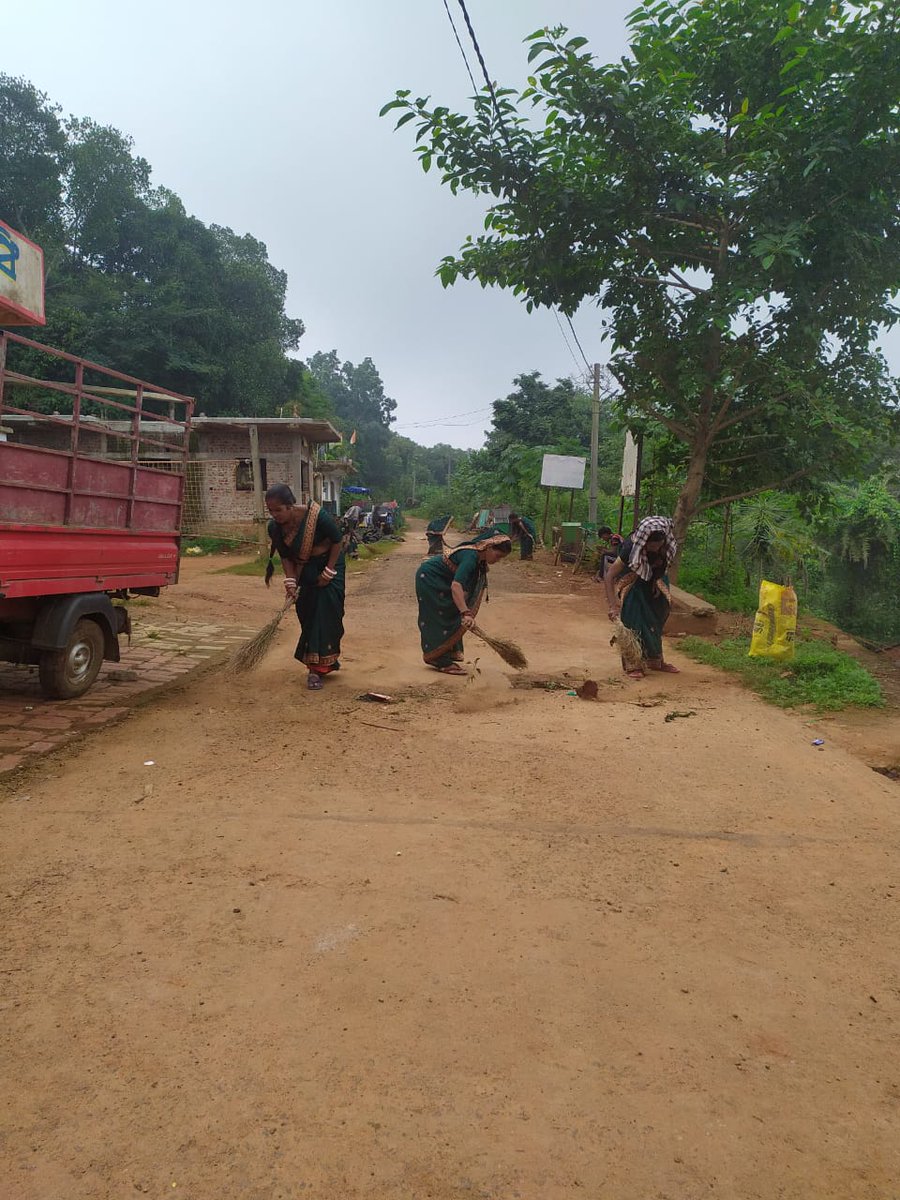Ameda_GP's tweet photo. Mass cleaning and cutting of bushes in institutions and public places under Swatchata Hi Sewa programme and regular solid waste management activities in Ameda Gram Panchayat. https://t.co/GqbwjI7fs2