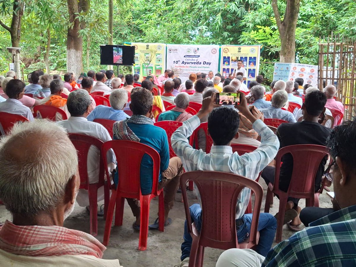 RCFC_ER's tweet photo. Celebration of 10th Ayurveda Day, at Kushwaha Herbal Garden, Govindpur, Saraiya, Muzaffarpur, Bihar on 15th September, 2025, with over 150 participants, including students, public representatives from various blocks, medicinal product buyers, farmers and Ayurvedic companies. https://t.co/YGN2HculRt