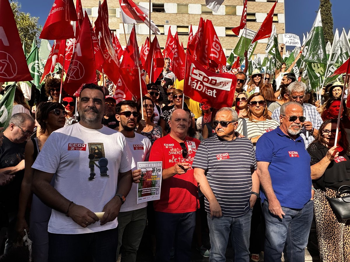 CCOOSanidadMad's tweet photo. #CCOO salimos a la calle en el 🏥🧑‍⚕️👩‍⚕️👨🏻‍⚕️#GregorioMarañón @ccoohgugm @zupo21 @CCOOMadrid @fssccoo en defensa de un Estatuto digno para el personal de la sanidad pública.

Exigimos:
➡️ Retribución justa
➡️ Jornada de 35h
➡️ Jubilación anticipada https://t.co/KOnu231I4Z