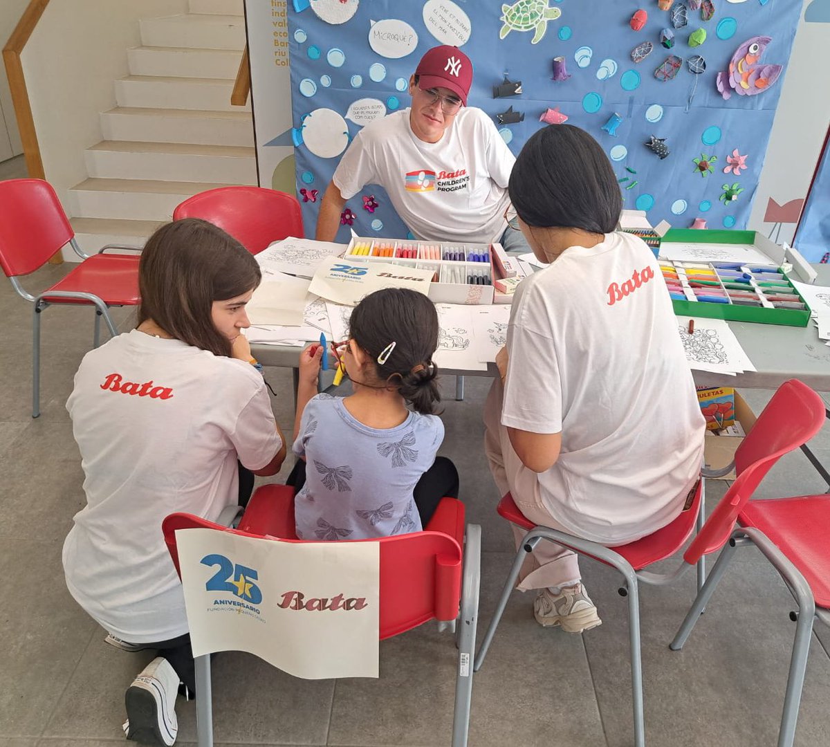vallhebron's tweet image. 👋 Avui tenim taller a l’hospital de la mà de @fpdeseo amb #awlab. Gràcies per venir a passar una bona estona amb els més petits de #VallHebron! 💙