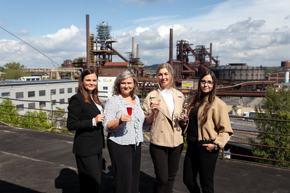 Brownfields 2025 ve Vítkovicích. Historické Staré ředitelství čeká velká proměna v Senior house. Součástí konference byl výstup na střechu s výhledem na industriální Ostravu i prohlídka zámku Vítkovice. Vítkovice dokazují, že i místa s bohatou historií mohou psát nové příběhy.