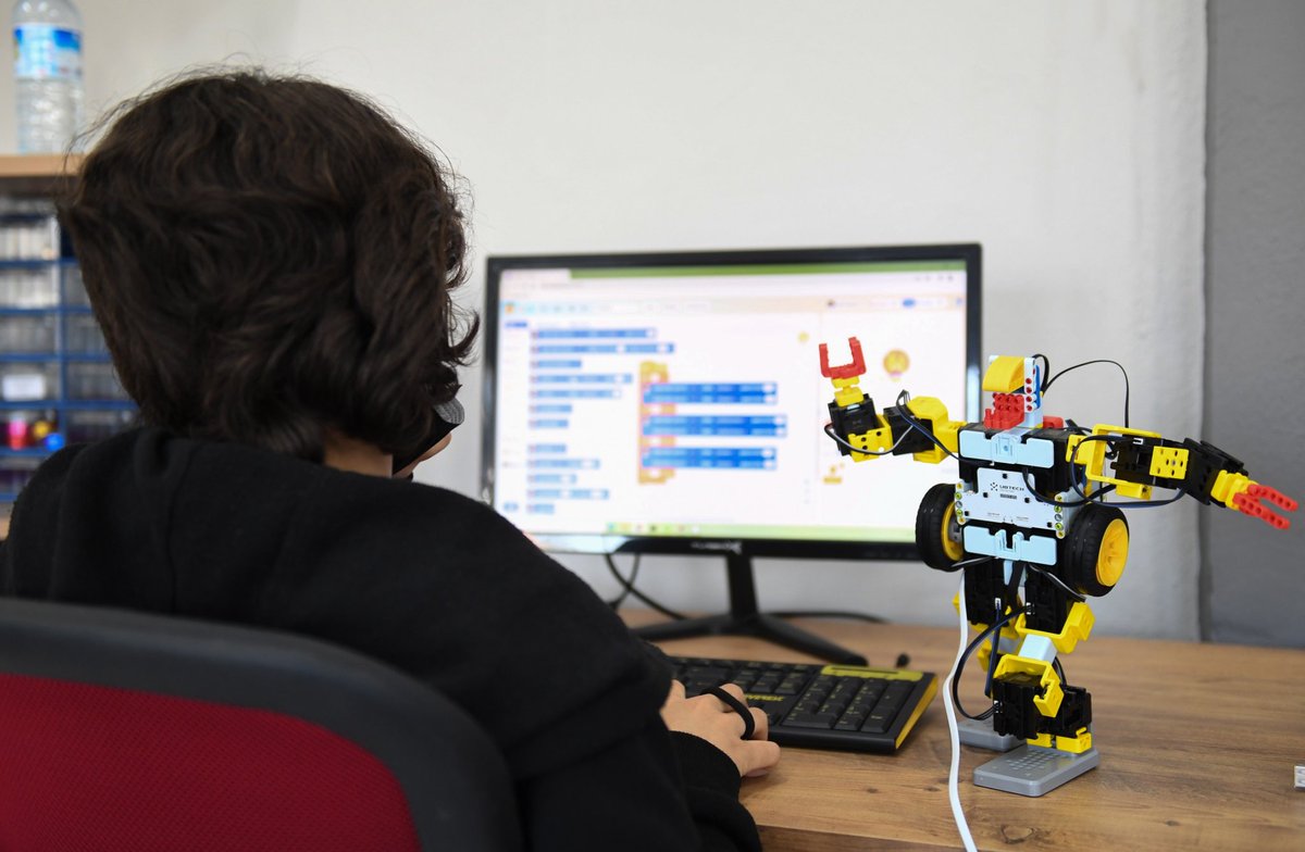 Öğrencilere “Dijital Dünyayı Güvenli Kullanım” Eğitimleri Verilecek

Her öğrencinin dijital dünyada yetkin ve erdemli bir birey olarak var olması, haklarını tanıması, zihinsel, fiziksel ve duygusal esenliğini koruyacak önlemlerin alınmasının öneminden hareketle dijital