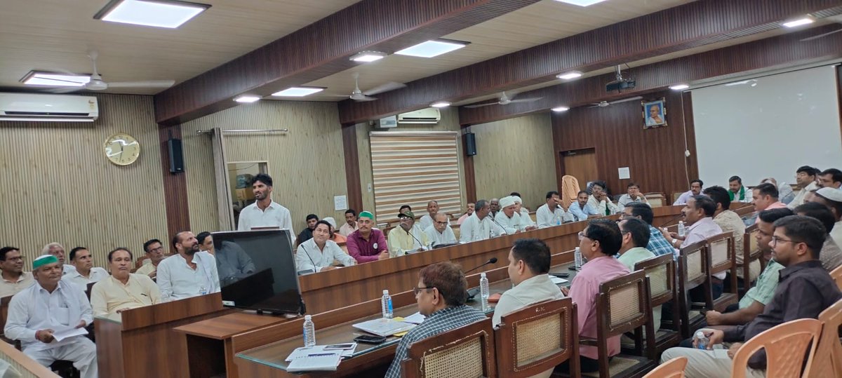 किसान दिवस के अवसर पर किसानों की समस्याओं को सुनते हुए जिन-जिन विभागों से संबंधित शिकायते प्राप्त हुई उनका समयबद्ध निस्तारण हेतु विभागों को निर्देशित किया.