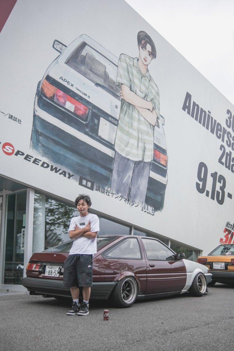 roots8857's tweet photo. これはデッカイ藤原拓海（ニセモノ）
と親指ピンってしてる藤原拓海（ホンモノ）の写真。
@ka38yankymate https://t.co/1OXOnax6Og