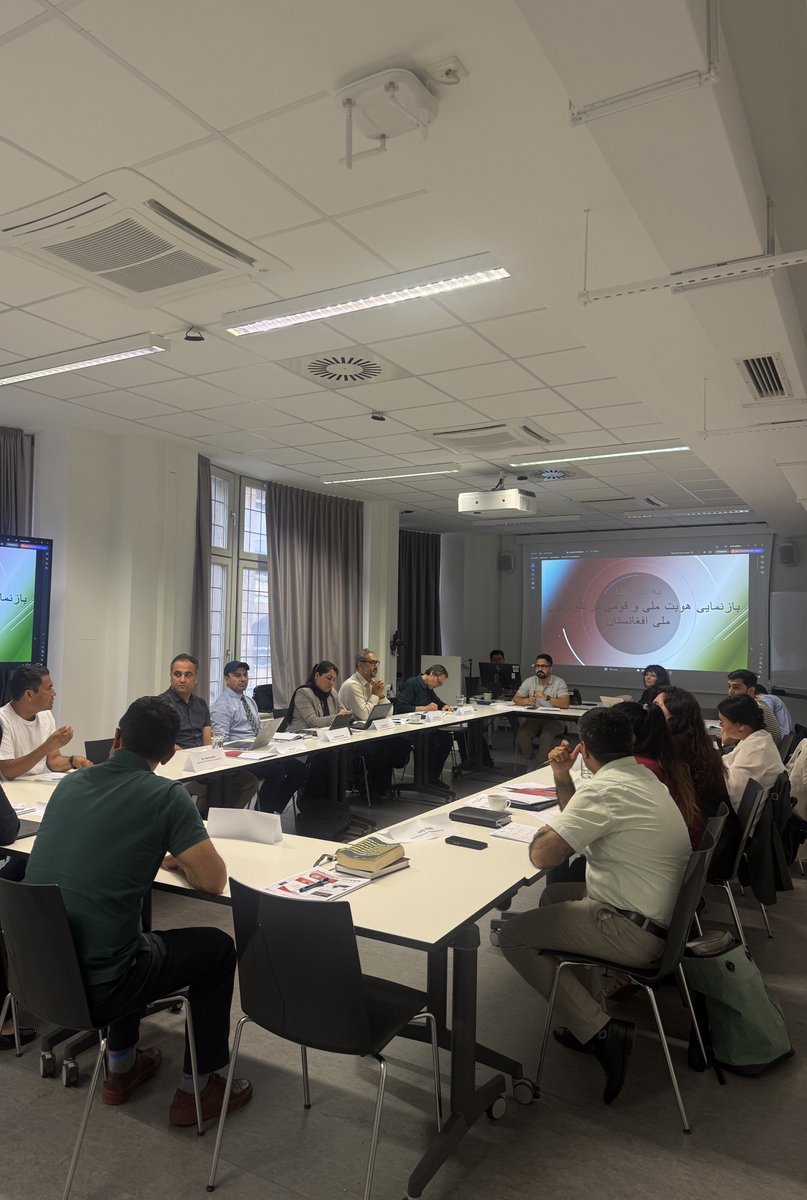 AFGMP_'s tweet photo. Recap Summerschool 2025
Leipzig University hosted the Summer School #Inbetweennesses (27–29 August 2025), bringing together scholars, activists, and journalists to explore Afghanistan and its diasporas through postcolonial and decolonial perspectives.
Workshops, keynotes by https://t.co/mmkbzaA2IY Mariam Popal, and diverse contributions highlighted themes of #communication, #translation, #identity, and #cultural resistance.
A cultural evening with poetry and music on 28 August created space for exchange beyond academia.
For more information about the event visit: https://t.co/Z0mR7Kfl65
