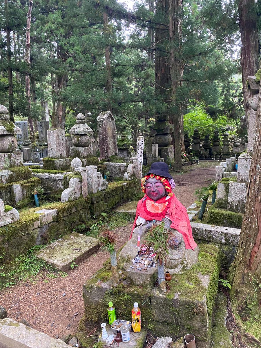 JrTease's tweet photo. Hemos estado en el cementerio de  #Okunoin (Koyasan), el más grande de Japòn y nos hemos acordado de @navedelmisterio por todo lo que transmitía y las historias que alberga. Debe de ser increíble el visitarlo de noche (linterna en mano)! https://t.co/5wBzFuw7dv