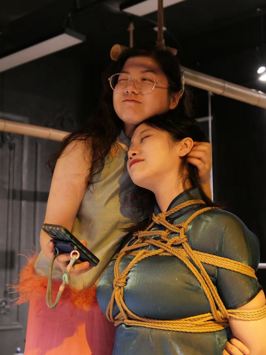 爱的捆绑，你为痛苦所流出的汗水是甜的

非常满足的一次绑绑，特别感谢摄影<a href="/Fury_0806/">fury0806</a> 如果说爱的本质是被看见，这些照片让我感受到一个来自陌生人充满爱与觉察的注视♥️
🪢：<a href="/BabyfaceMoonsta/">年糕·捆人猫🐱</a> 
🐰：<a href="/yosora27163248/">yosora27</a> 
📷：<a href="/Fury_0806/">fury0806</a>