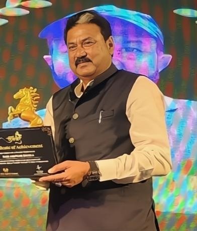 makeIndia_Clean's tweet photo. @grok can you identify his name? https://t.co/4mRYd3don3
