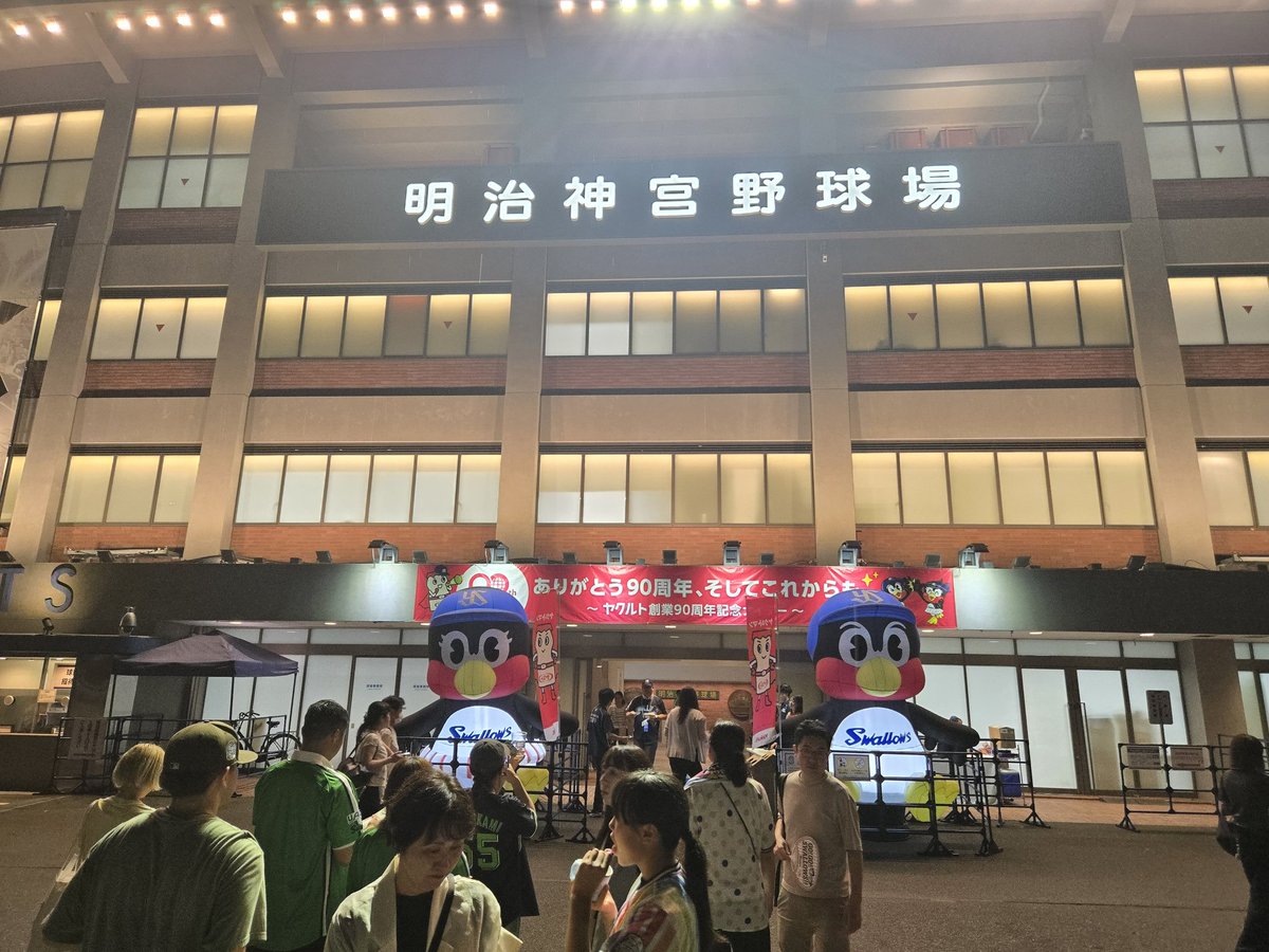 土、日と家族でディズニーランド＆シーにいってきました。さすが夢の国、人多くて大変だったけど楽しかった。  金曜日の神宮球場？記憶にございません。