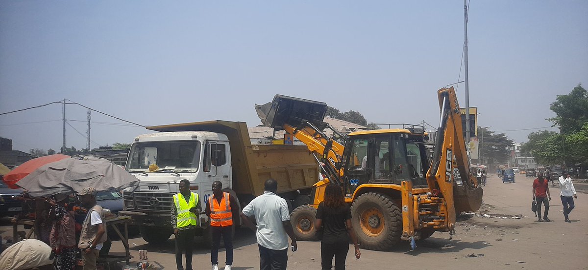 MMubama's tweet photo. Toujours près de sa population, maman lumière de Lemba honorable Norbertine Matanda, à organiser des travaux de curage de caniveau au Lemba super sur l'avenue bangamelo qui était abandonné depuis le décennies 
Bravo à vous honorable pour être toujours près de la population https://t.co/Jkw4DH83va