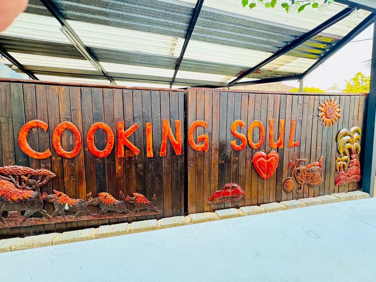 CookingSoulsa's tweet image. Freshly cleaned and ready to serve!

 We're putting the finishing touches on our stall before we fire up the grill for the @DeliciousFestSA . Come find us at Cooking Soul for some soulful eats. @wyclefjean @MsLaurynHill

#cookingsoul #hospitality #dstvdeliciousfestival