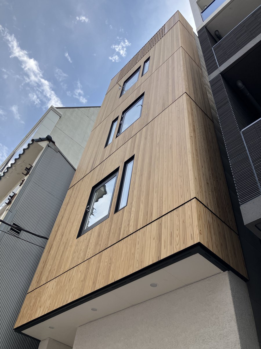 StechWood's tweet photo. #東京都 #中央区 のビル外壁に #エステックウッド を採用いただきました。色味の明るいエステックウッド180℃処理材を使用しております。素地の色の違いが天然木ならではの仕上がりとなっております。写真は2025年8月改修工事後に撮影したものになります。#相互フォロー #企業公式相互フォロー #江間忠 https://t.co/wam1wfLMtq
