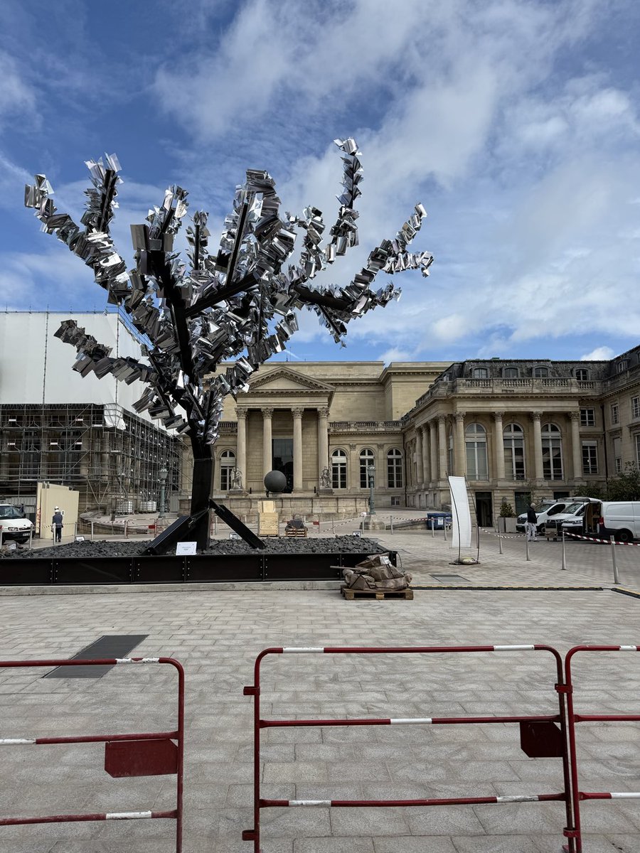 Une nouvelle horreur devant l’Assemblée nationale à l’initiative de ⁦<a href="/YaelBRAUNPIVET/">Yaël Braun-Pivet</a>⁩ qui y voit une oeuvre d’art grandiose : “L’arbre aux mille voix” ⤵️