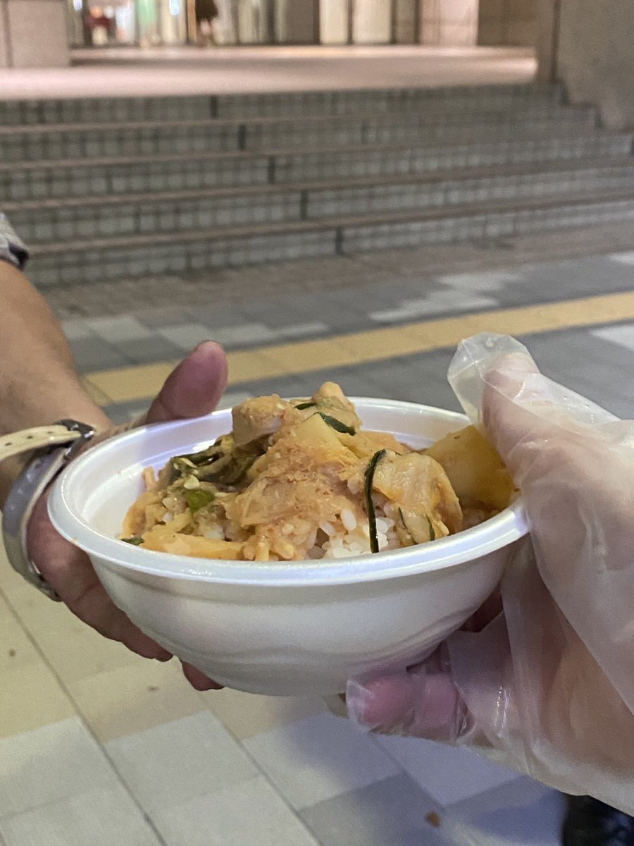 sokai_takidashi's tweet image. 代々木公園も配布完了です!
ス-プに溶け出したジャガイモの甘みと柔らかく煮込まれた鶏肉が合ってどんどんおいしくなってきました!
たっぷりのにらとにんにくでスタミナを付けていただけたことかと思います!