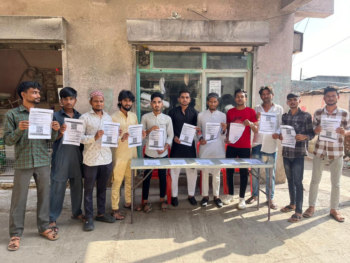 ahfazskofficial's tweet photo. हंगामा करना मकसद नहीं, बदलाव लाना हमारी जंग है। वक्फ़ की ज़मीनों पर नज़र गड़ाकर उन्हें लूटने की साज़िश का हमने पुरज़ोर विरोध किया। आज मा. सुप्रीम कोर्ट ने रोक लगाकर हमारी मेहनत को ताक़त दी है। युवाओं की जागरूकता से ही न्याय की जीत हुई – ये तो बस शुरुआत है! #RejectWaqfBill #Akola https://t.co/0r9PFuIyqD