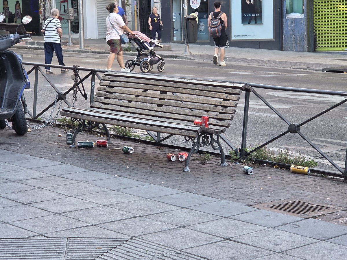 Asi amanecen nuestros bancos un martes por la mañana en la Av. Albufera. <a href="/policia/">Policía Nacional</a> <a href="/policiademadrid/">Policía Municipal de Madrid</a> vuelvo a preguntar, de verdad esta prohibido beber en la calle? Por que no haceis vuestro trabajo? Permitimos botellones todos los dias? 
<a href="/JMDpvallecas/">Distrito de Puente de Vallecas</a> #Distrito13 #PuenteDeVallecas
