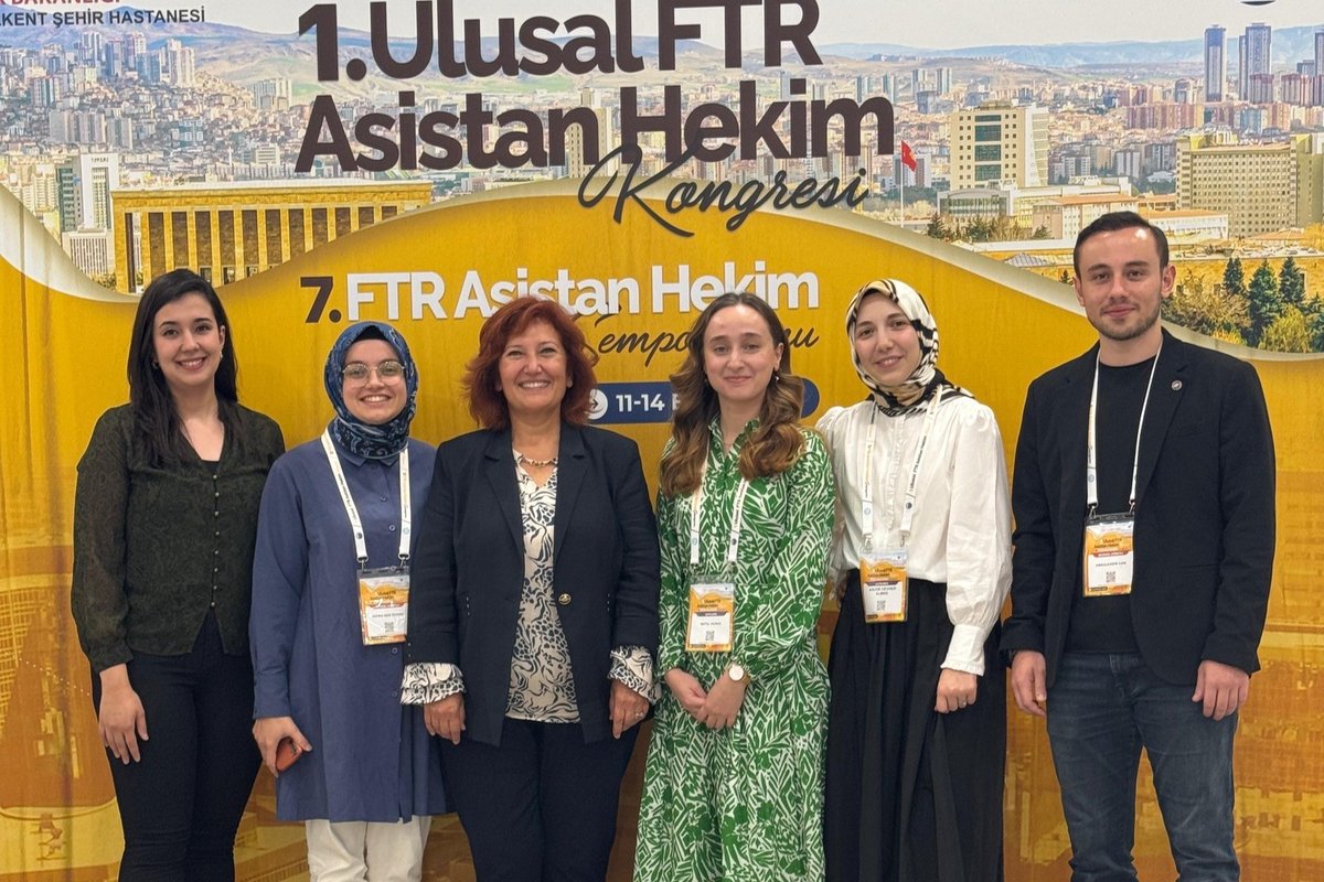 Giresun EAH FTR Asistan Hekimlerinden Ulusal Kongrede “Eğitici” Başarısı

11-14 Eylül 2025 tarihleri arasında Ankara Bilkent Şehir Hastanesi’nde düzenlenen 1. Ulusal Fiziksel Tıp ve Rehabilitasyon (FTR) Asistan Hekim Kongresi’nde, Giresun Eğitim ve Araştırma Hastanesi asistan