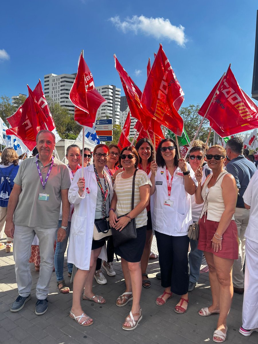 Sanitat_CCOOPV's tweet photo. Ens concentrem hui a València, Castelló i Alacant perquè el Ministeri de Sanitat vol aprovar un Estatut Marc que no contempla totes les mesures necessàries per a millorar les condicions de treball i el funcionament del SNS #EstatutoParaTodas u https://t.co/te5LBmylHi