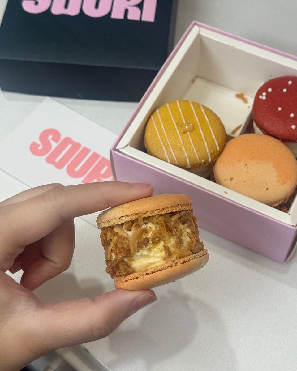 ฉันได้กินแล้วว5555 ! ขอบคุณCEOน้องวิน

ทุกคนฟัง “มาการองไก่ทอดหาดใหญ่ของซูรีอร่อยมากกก” หอมไก่ทอด มีหอมเจียวกรอบๆ ตัดกับครีมหวานน้อย กินรวมกันคือละมุน เค็มๆหวานๆนัวๆ ใหม่มาก ไม่แปลกเลย อร่อยมากก✨ ซูรีทำถึงๆๆๆ
สิ่งนี้ไม่ควรมีขายแค่ที่หาดใหญ่ ! คนทั้งประเทศต้องได้กินสิ่งนี้ !!