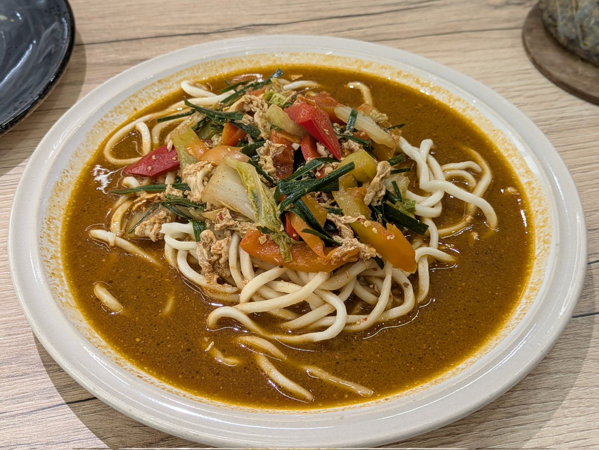 frumostrip's tweet photo. カラコルのDastorkonというレストラン。ここではドゥンガン料理（ウイグル料理）が食べられるそうな。ウイグルラグメンは辛味のある鍋焼きうどん的な味わいで山羊の乳を冷たく固めてキルギスの特産品である杏をまぶして作ったシャーベットも美味。1つの国の中に色々な食文化が垣間見えて面白いね😙 https://t.co/Z8oMMntik3