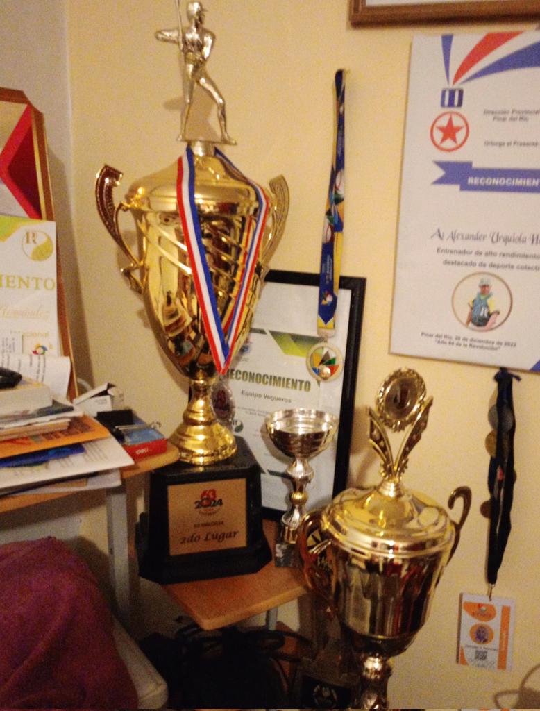 Llegamos hasta Pinar del Río para visitar a Alexander Urquiola, quién, con sus muchachos del Sub-15, nos hizo Campeones nuevamente en un evento internacional, después de muchos años. iFelicidades! #Cuba #CDRCuba #65AñosCDR #SomosDelBarrio