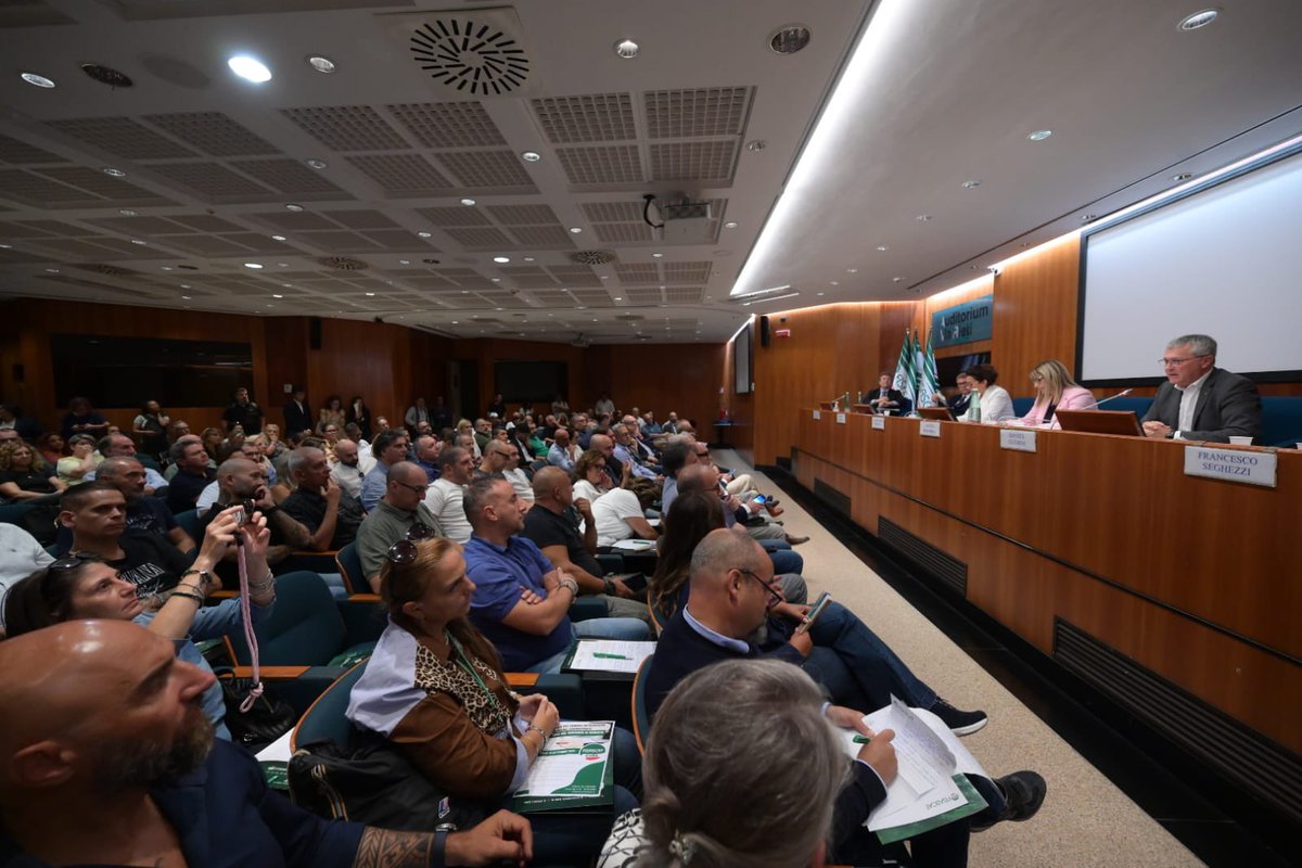 FisascatCisl75's tweet photo. 🟢 #16settembre @davide_guarini: “Vanno evitate scorciatoie come quella che da più parti periodicamente viene riproposta sul salario determinato per legge, in quanto sancirebbe unicamente la fuoriuscita dai Ccnl più vantaggiosi per le lavoratrici e i lavoratori e farebbe deflagrare ogni riconoscimento per la professionalità. Stabilire un’unica paga oraria per tutti i lavoratori equivarrebbe all’azzeramento di garanzie, tutele e progressioni professionali che solo la contrattazione può garantire”.