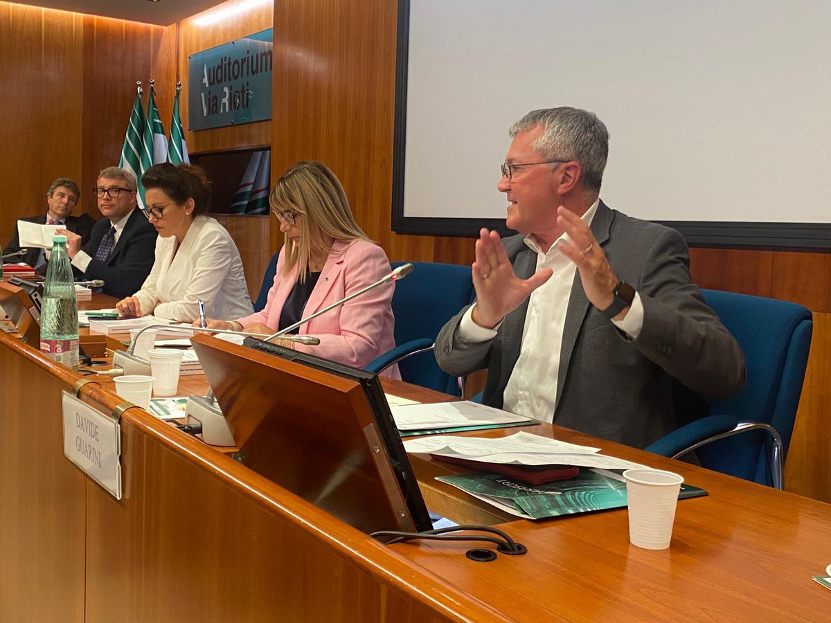FisascatCisl75's tweet photo. 🟢 #16settembre @davide_guarini: “Vanno evitate scorciatoie come quella che da più parti periodicamente viene riproposta sul salario determinato per legge, in quanto sancirebbe unicamente la fuoriuscita dai Ccnl più vantaggiosi per le lavoratrici e i lavoratori e farebbe deflagrare ogni riconoscimento per la professionalità. Stabilire un’unica paga oraria per tutti i lavoratori equivarrebbe all’azzeramento di garanzie, tutele e progressioni professionali che solo la contrattazione può garantire”.