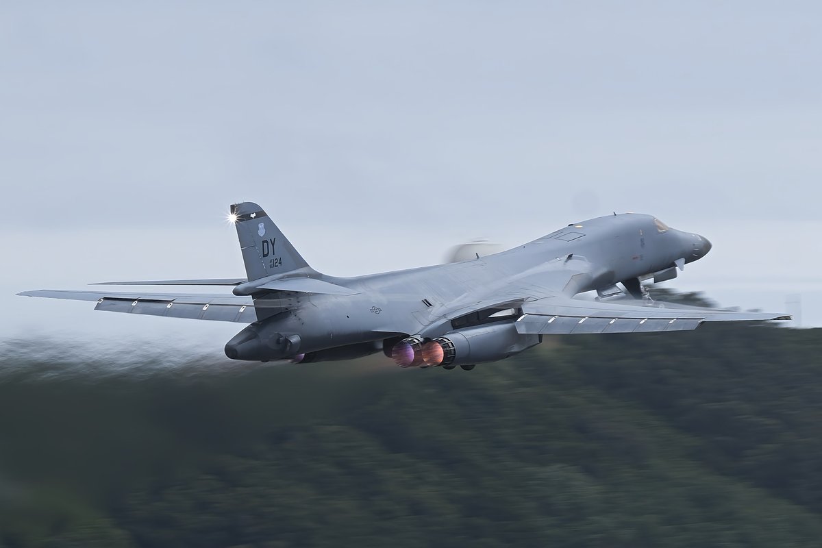 Aterragem, com metereologia adversa, de bombardeiro estratégico B1-B "Lancer" (86-0124, s/n 84), "345th Exp Bomb Squadron", "9th Bomb Squadron" ("Bats") da Força Aérea EUA, Lajes, Terceira, Açores, 22Ago2025. Reabastecimento "hotpit". Mais info e video em espada-e-escudo.blogspot.com/2025/09/aterra…