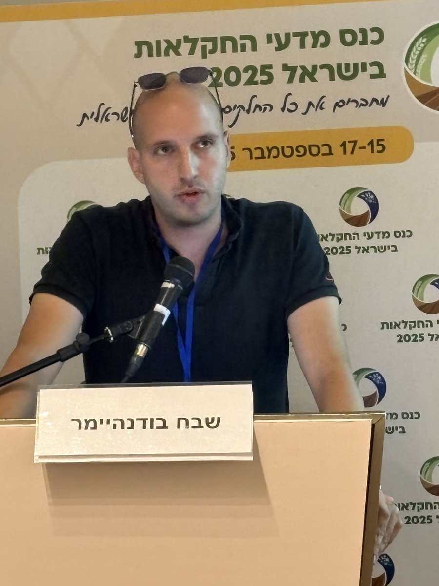 eyal_fridman's tweet photo. @sche_wach showing his recent work on Harnessing cytonuclear diversity to map #barley spike traits using the cytonuclear multi-parent population https://t.co/khCxRBPvfe at the #agricon meeting https://t.co/BZRp8lRcd3
