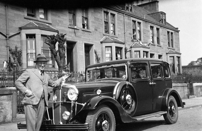 This chap looks very proud of his car. We think this was taken in the mid 1930s. Does anyone know what type of car this is?

This was taken on Rosewood Terrace off West Park Road

#TransportTuesday #Dundee #Archives