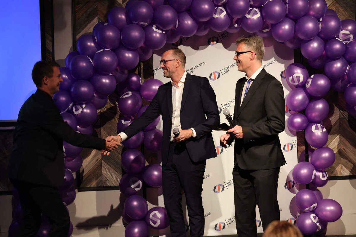 bryntum's tweet image. 🤩🏆 The @Developers Day event was incredible! 

Founder and lead developer of curl, Daniel Stenberg @badger, was awarded Developer of the Year. Our CEO, @matsbryntse, had the honor of presenting him with the award!

#developersday #bryntum