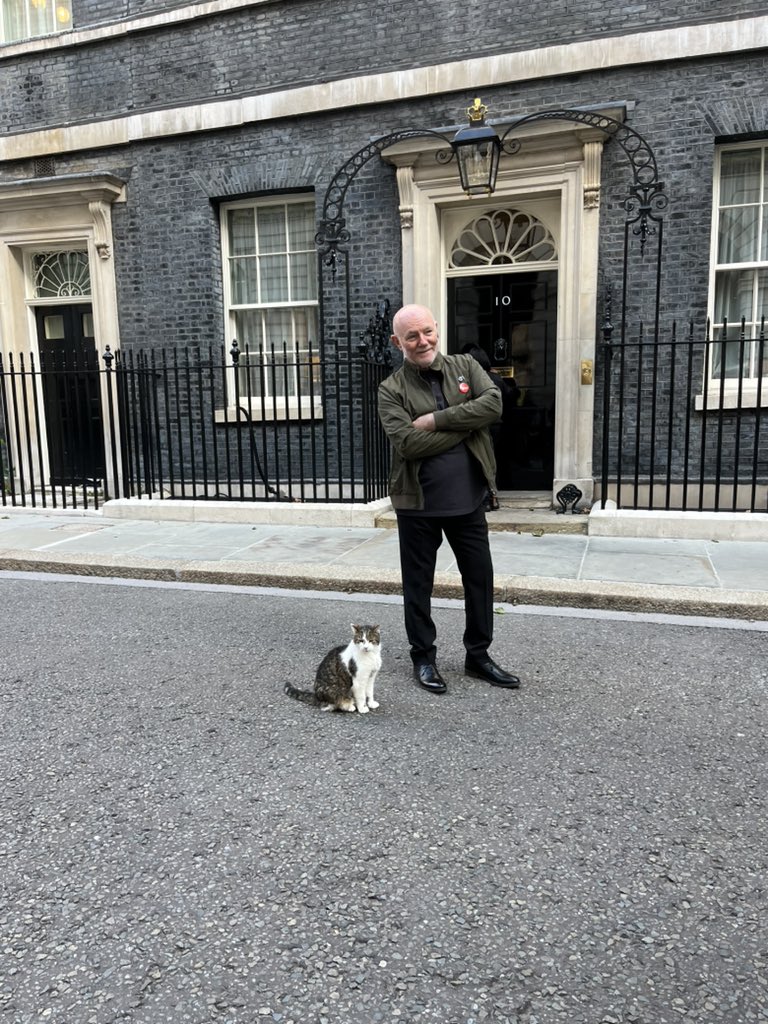 JasonFarrellSky's tweet image. Steve Kelly and other campaigners took their fight to government and won. Hillsborough Law is designed to ensure future victims of negligence don’t get deceived by authorities. After meeting the PM he met Downing Street’s more permanent resident.
