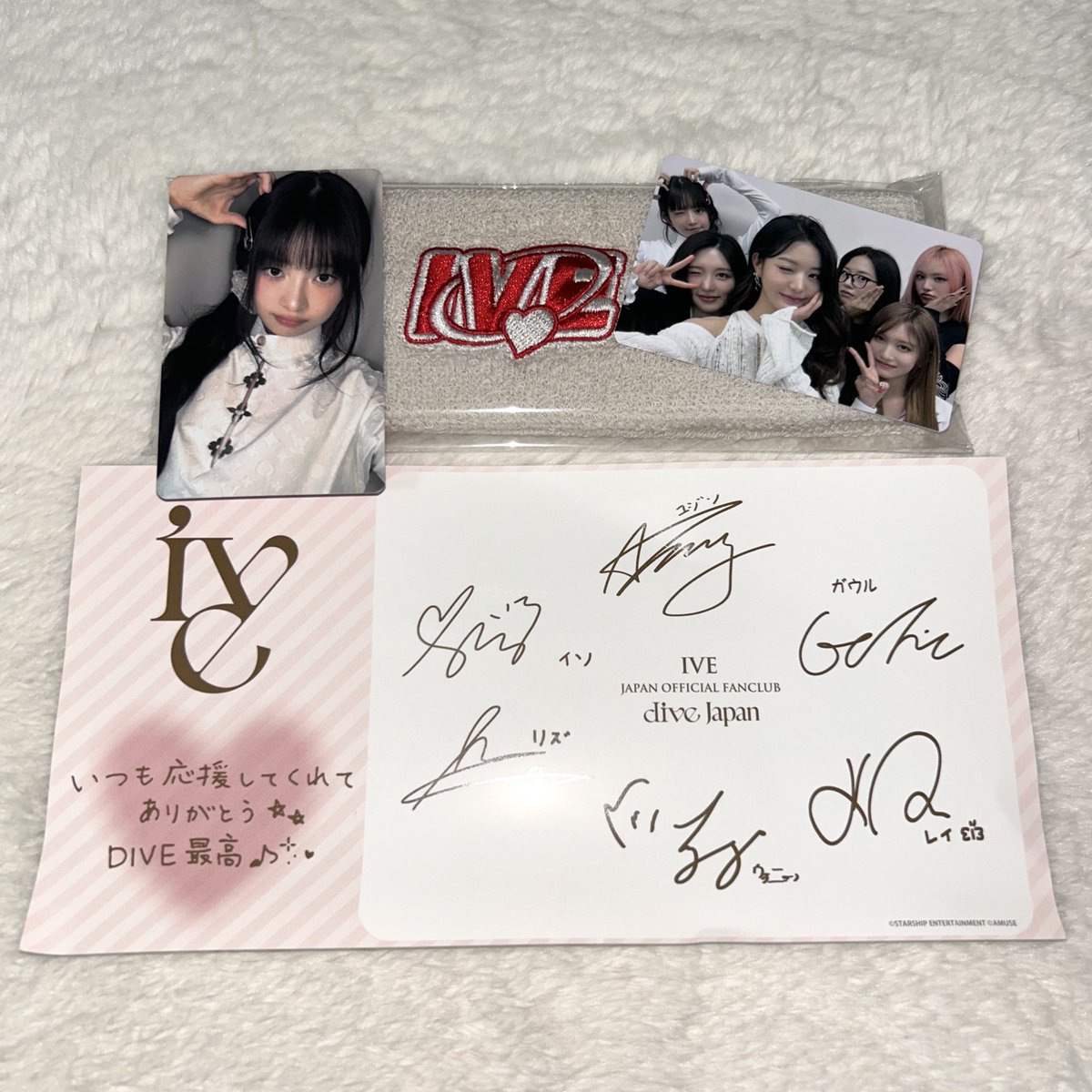 fveeo's tweet photo. 届いたかわいい〜🤍
(フラッシュで撮ったらリズにゃのサインが消えかけた( ; ; )) https://t.co/4dUj4IbZZd