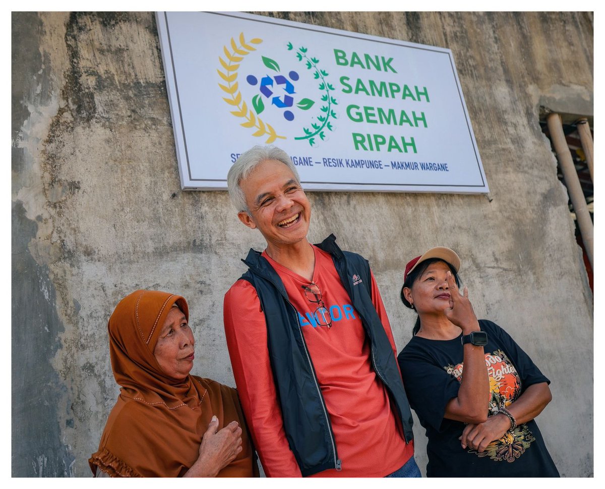 ganjarpranowo's tweet image. Kalau semua desa punya Bank Sampah kaya gini, dan masyarakatnya mendukung penuh, maka kebersihan yang kita cita-citakan sudah pasti terwujud.

Kalau di tempatmu sudah ada Bank Sampah? Yuk share pengalamanmu.