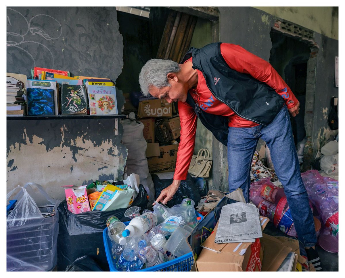 ganjarpranowo's tweet image. Kalau semua desa punya Bank Sampah kaya gini, dan masyarakatnya mendukung penuh, maka kebersihan yang kita cita-citakan sudah pasti terwujud.

Kalau di tempatmu sudah ada Bank Sampah? Yuk share pengalamanmu.