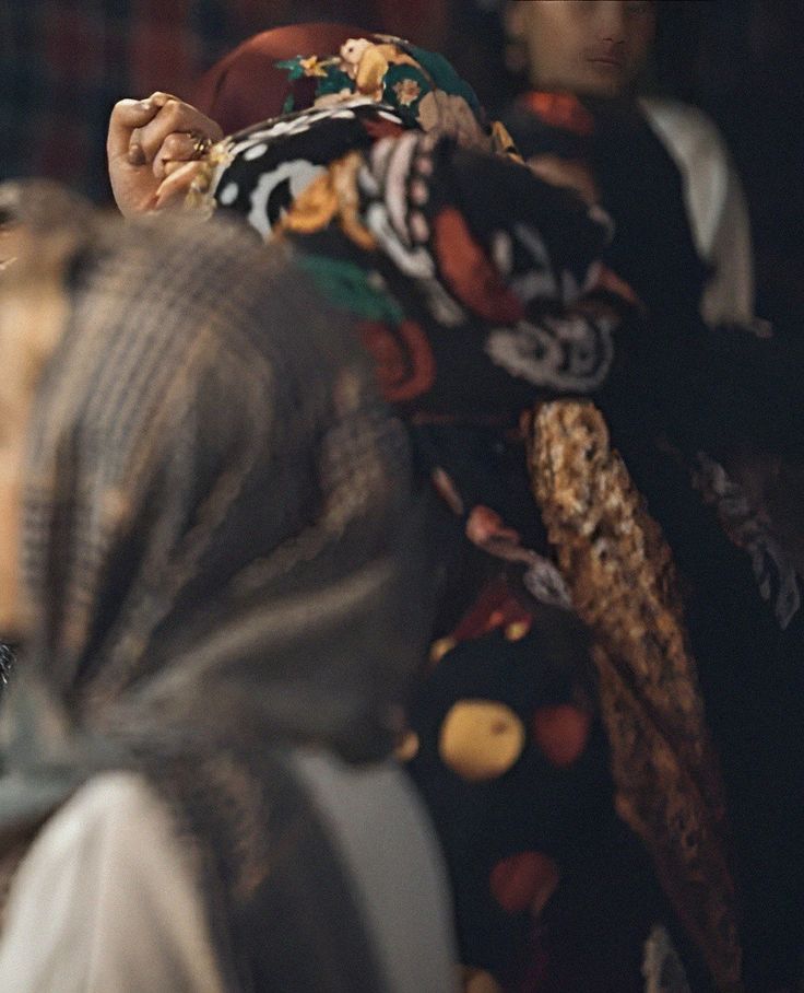 «گولوَنی»‌ات پرچم حافظه است
حافظه سرزمینی
که تقسیم شد میان مرزهای کاغذی
و هر تکه‌اش را به نامی صدا زدند

سرزمینی که همه چیزش به غارت رفت
آب...
نفت...
و سهم تو از آن
 تنها آتش بود و باد
هنی بۊ زِلف سوخته دش میایه باد...

#لورستان