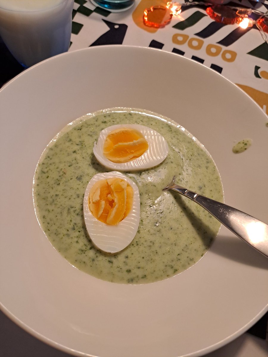 Rituleix's tweet photo. Tein pitkästä aikaa pinaattikeittoa 🤗 kananmunatkin onnistuivat. Ihanat värit 💚 Edullista kotiruokaa, kananmunat, pinaattipussi pakasteena ja maitoa litra, vähän jauhoja ja rypsiöljyä sekä mausteet. #kotiruokaa #edullista #pinaattikeitto https://t.co/7aPVExHbZA