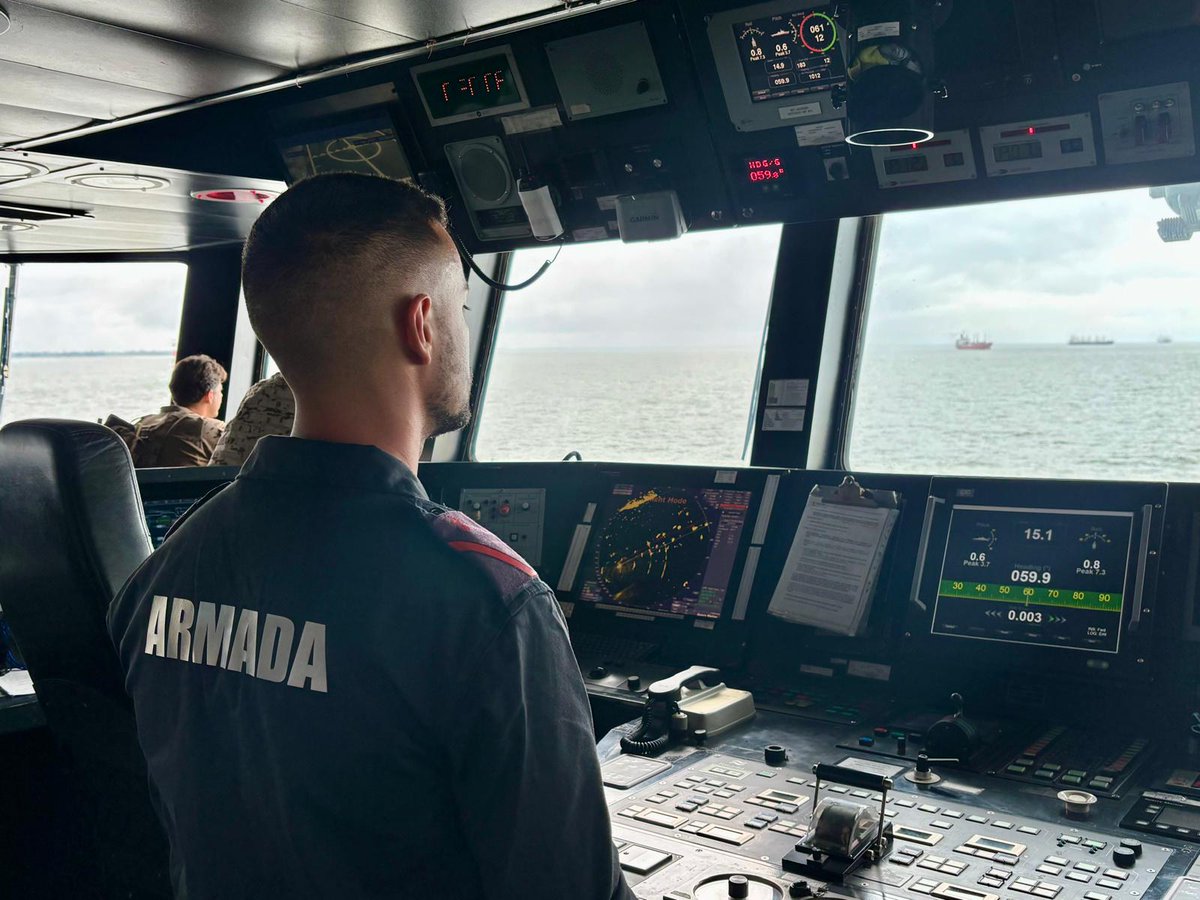 EMADmde's tweet photo. El #BAMRayo recala en el puerto de Duala, en Camerún. 

La dotación del buque español llevará a cabo ejercicios de adiestramiento conjunto con la Marina de Camerún, que fortalecerán la cooperación bilateral y promoverán la interoperabilidad.

Este despliegue se lleva a cabo en el marco del despliegue #PresenciasMarítimasCoordinadas 🇪🇺 en el Golfo de Guinea. 
@Armada_esp #MOPS @EmbEspCamerun