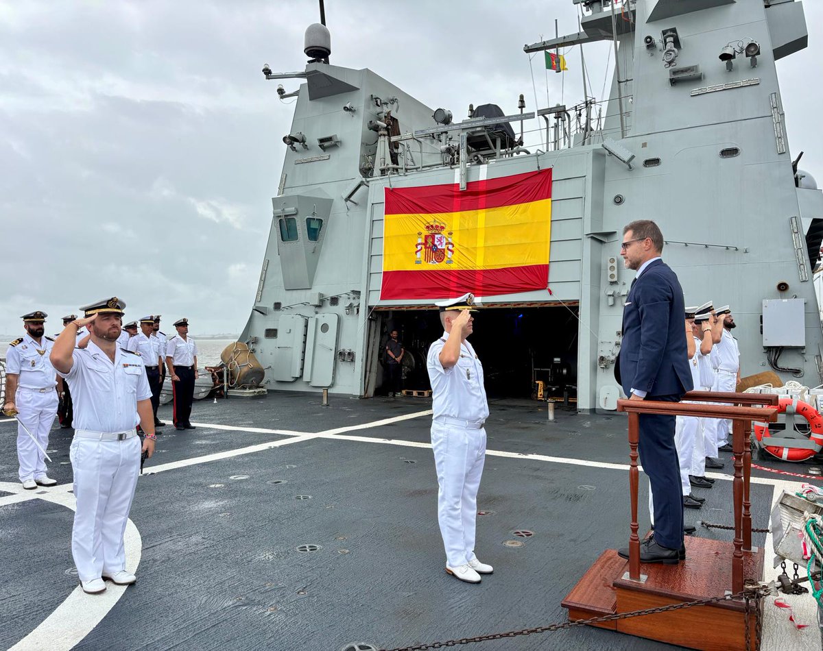 EMADmde's tweet photo. El #BAMRayo recala en el puerto de Duala, en Camerún. 

La dotación del buque español llevará a cabo ejercicios de adiestramiento conjunto con la Marina de Camerún, que fortalecerán la cooperación bilateral y promoverán la interoperabilidad.

Este despliegue se lleva a cabo en el marco del despliegue #PresenciasMarítimasCoordinadas 🇪🇺 en el Golfo de Guinea. 
@Armada_esp #MOPS @EmbEspCamerun