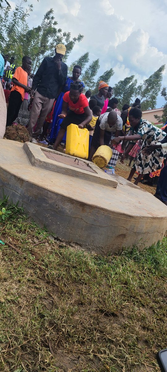 KANKWATISEJB's tweet image. In partnership with our Guild Council, we headed to near Kenya for a #Washproject where team building, sustainable water resource was maintained and more. Our continuous #itstimetojoinrotaract awareness was highlighted.
@buganda_royal 
@rotary_Bulange 
@rckampalanorth