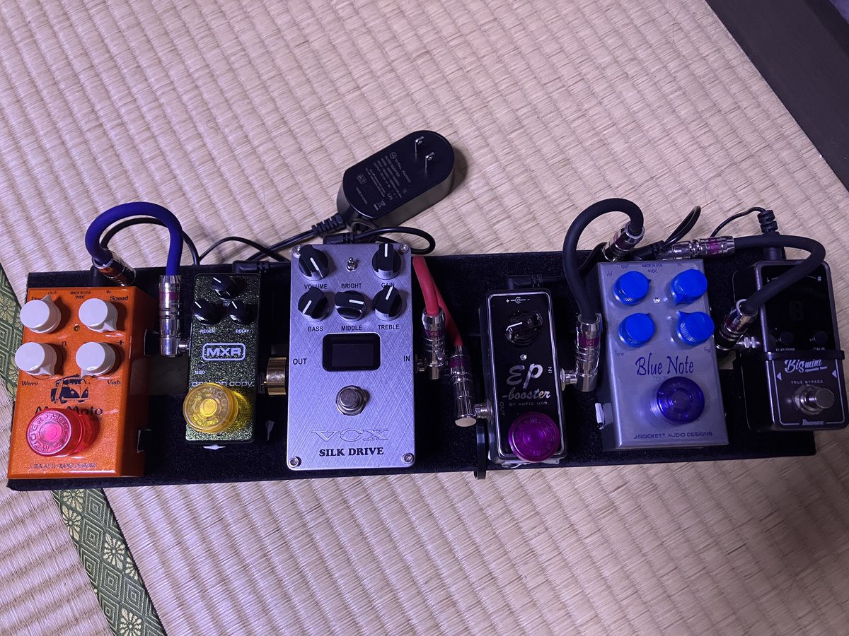ボードを入れ替えた。VeroCity Effects FVKは気に入ってたけど、小さいボードで半挿しするのがしんどくてVOX Silk Driveに。トレモロが最近楽しいのでWalrus Audio JuliaとJRAD Mr. Motoを入れ替え。Mr. Motoにリバーブがあるので、Wampler Spring Reverbを外した。
JRADとWalrus Audioが好き過ぎる。