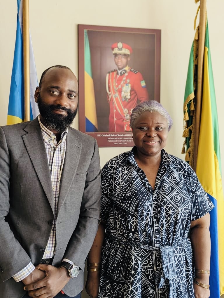 Le FESTIRAS et le Gabon unis pour la paix !🤝M. Aldor Chibembe du FESTIRAS a été reçu par l'Ambassadrice Madame Joséphine Patricia Ntyam du Gabon en RDC pour finaliser la participation de l'artiste RODZENG, une des têtes d'affiche de cette 4e édition. Merci pour ce soutien ! 🇨🇩🇬🇦