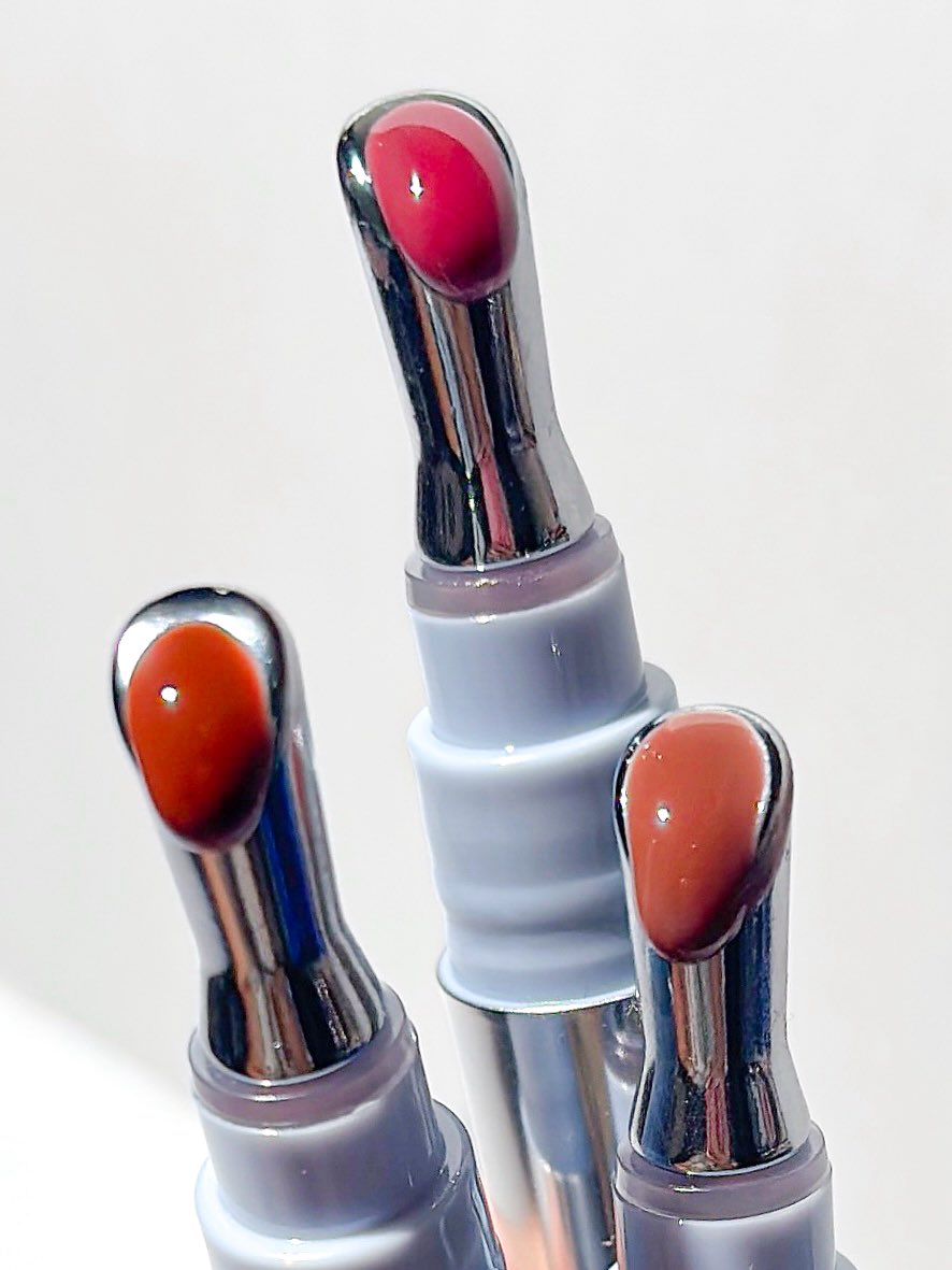 Who needs lip filler when you have an iron applicator lip glaze?!💄✨

Bibirnya auto plumpy, juicy, shinyyy... aaaah cantikkkkkk bangetttt...♥️