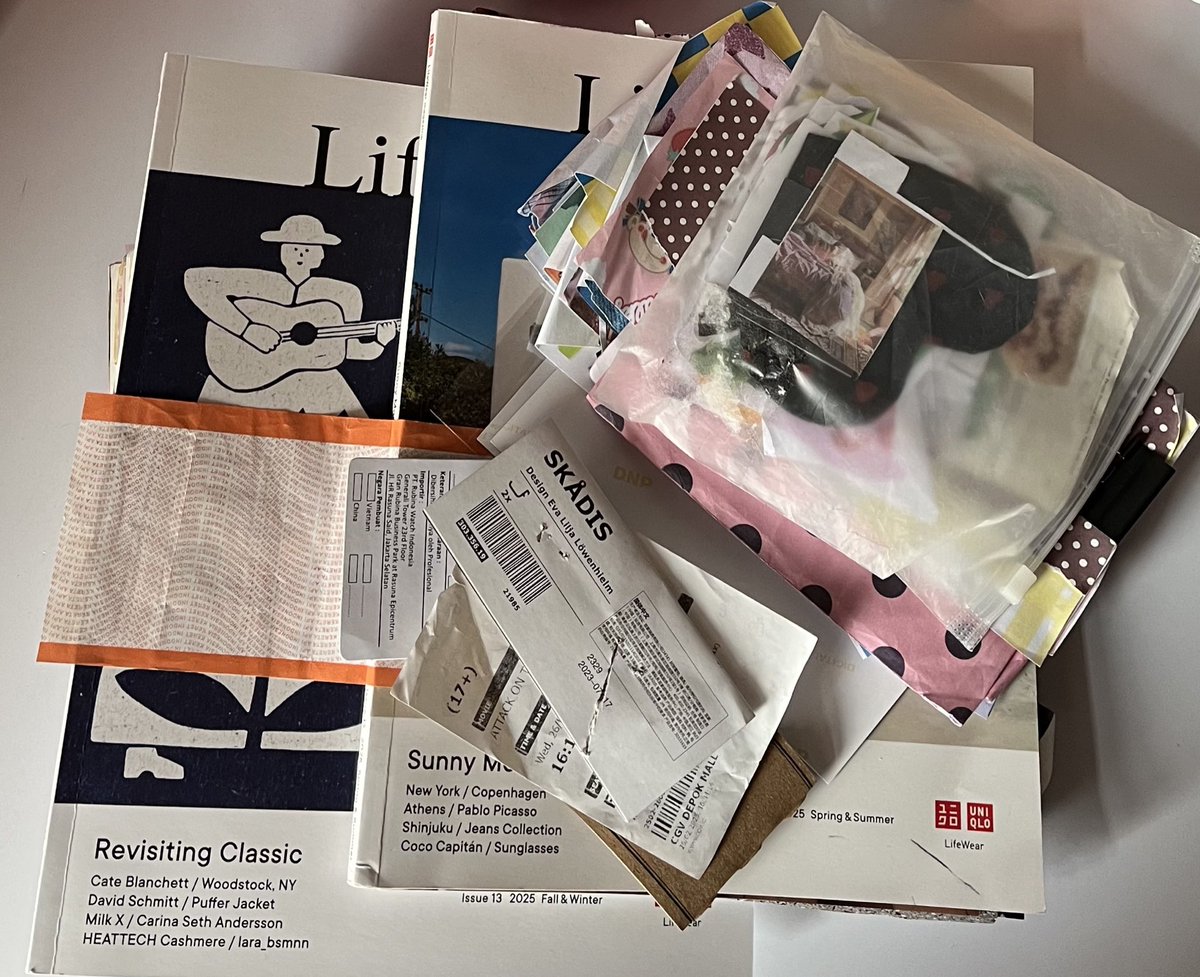 lifeatraces's tweet photo. the junk                      vs               the journal https://t.co/dyvhXwtrJr