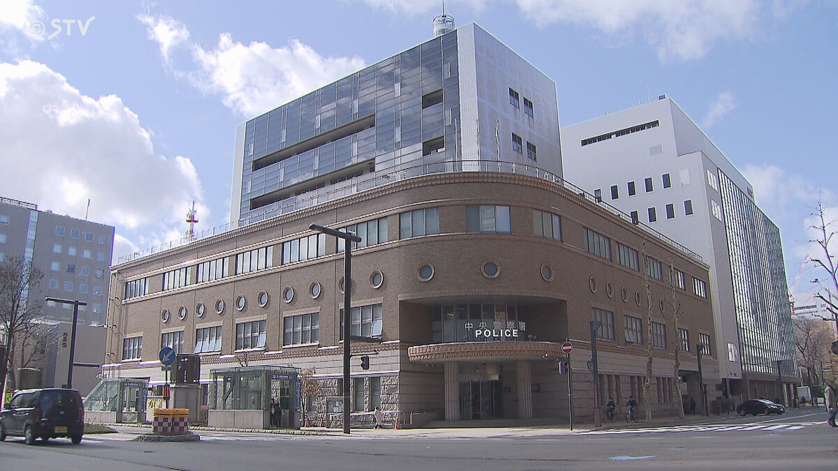 livedoornews's tweet photo. 【通報】「女の子と話したかった」所持金14円でメイドカフェに7時間滞在、35歳男を逮捕
https://t.co/U2v6sOrDBK

男は代金を支払う意思も能力もないのに酒類やサービスなどの提供（代金合計1万7600円相当）を受けた疑���。約7時間にわたり、酒の飲み放題などを頼んでいたという。 https://t.co/yWHWeMMzCw