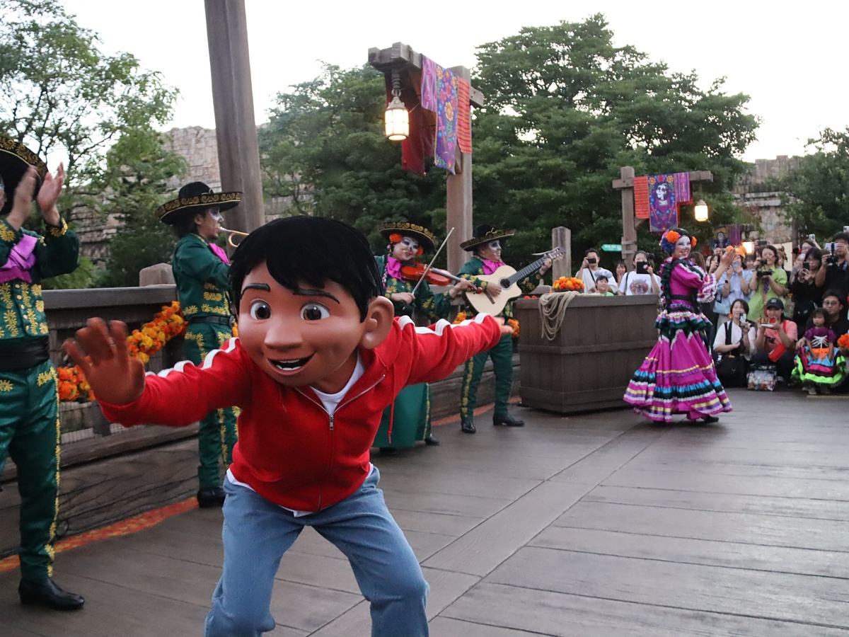 ディズニー、「リメンバー・ミー」ミゲル登場！ “死者の日”を祝う
