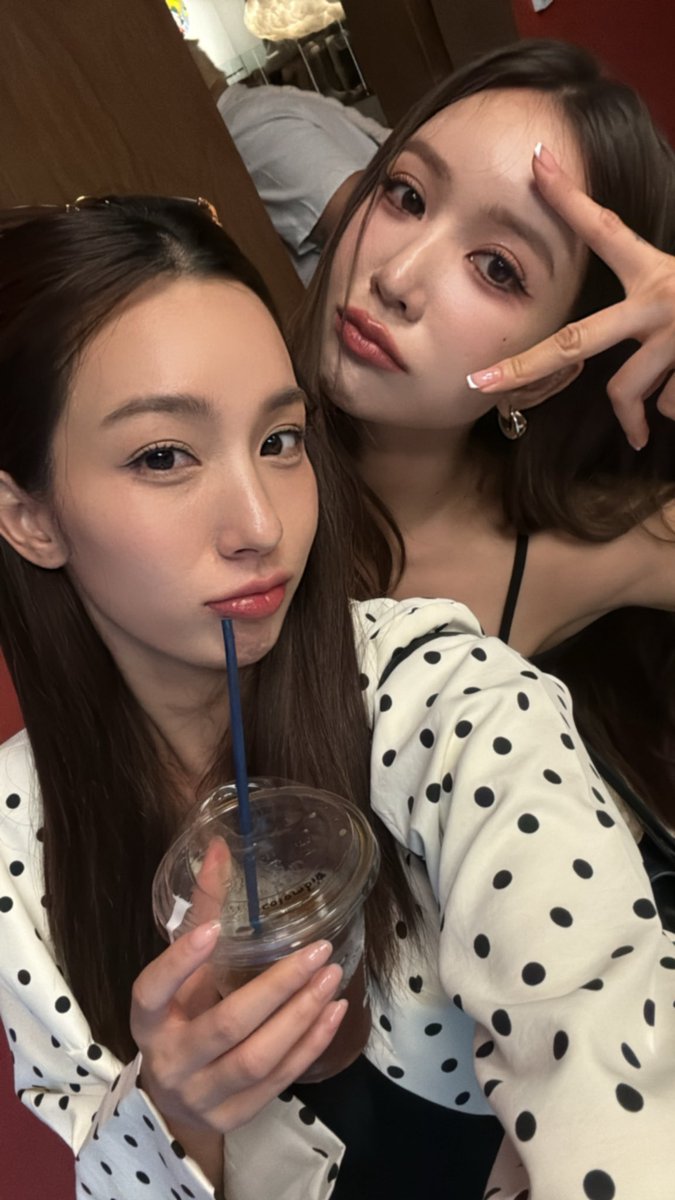 รู้ยังทำไมชีจูนชีต้องยั่วต้องหยังให้พวกเมะมันหึงอะ ก็ดูดิ ขนาดตอนนี้ชีไปทำงานยังต้องมีคนตามไปเฝ้า เข้าใจสเต้ปของพวกเคะหัวแถวยังล่ะ 

#EnjoyJune