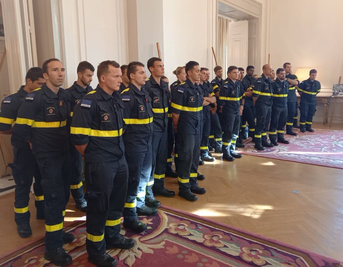 FranceenGrece's tweet photo. Le général Vagias, chef des pompiers 🇬🇷 @pyrosvestiki, et l'ambassadrice @laurenceauer ont salué les pompiers de @UIISC5CORTE, déployés en #Grèce cet été, pour leurs actions contre les feux de forêt, sujet sur lequel nos pays coopèrent activement, notamment via #EUCivilProtection https://t.co/NJWNj5kULo
