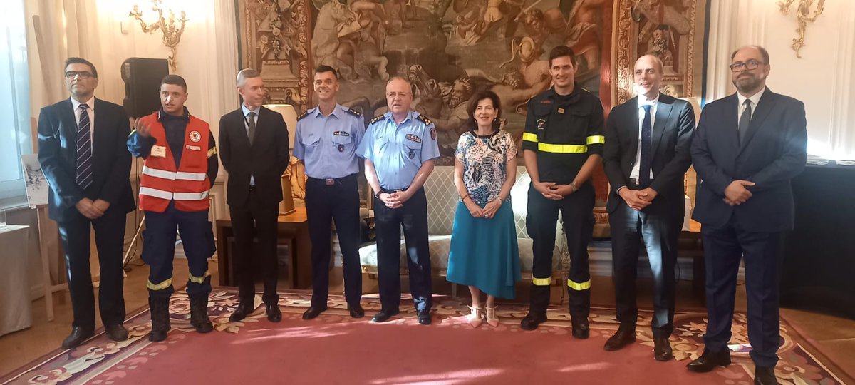 FranceenGrece's tweet photo. Le général Vagias, chef des pompiers 🇬🇷 @pyrosvestiki, et l'ambassadrice @laurenceauer ont salué les pompiers de @UIISC5CORTE, déployés en #Grèce cet été, pour leurs actions contre les feux de forêt, sujet sur lequel nos pays coopèrent activement, notamment via #EUCivilProtection https://t.co/NJWNj5kULo